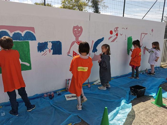 Fresque conçue avec les dessins des enfants et peinte par les élèves