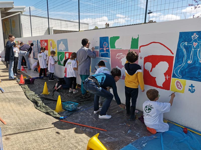 Fresque conçue avec les dessins des enfants et peinte par les élèves de l'élémentaire